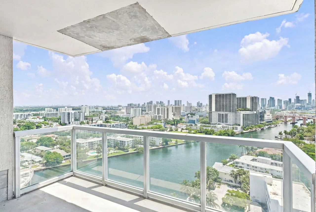 Balcón con vista al canal y al skyline de Miami